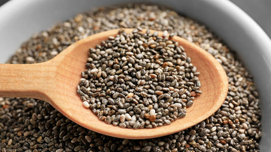 Graines de chia sur une cuillère en bois