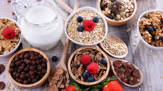 petit-déjeuner sain avec granola, porridge et muesli