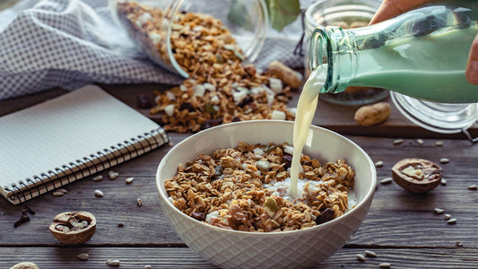 Bol de granola à la table du petit-déjeuner