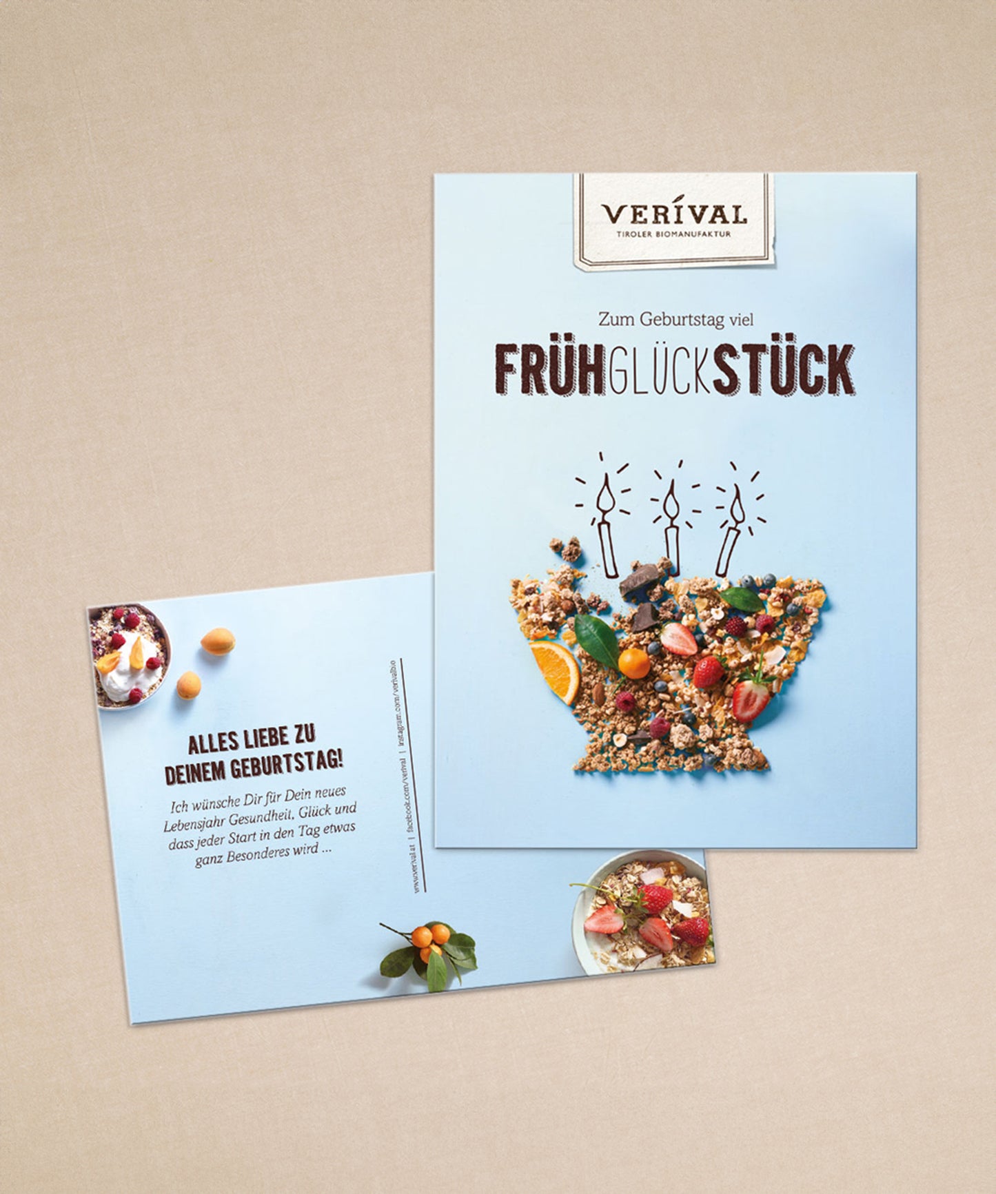 Zwei personalisierte Geburtstagskarten der Verival Bio GmbH zum Thema Frühstück: Eine mit Müslischale und der Aufschrift „Frühglückstück“, die andere eine charmante Postkarte mit Geburtstagswünschen auf Deutsch.