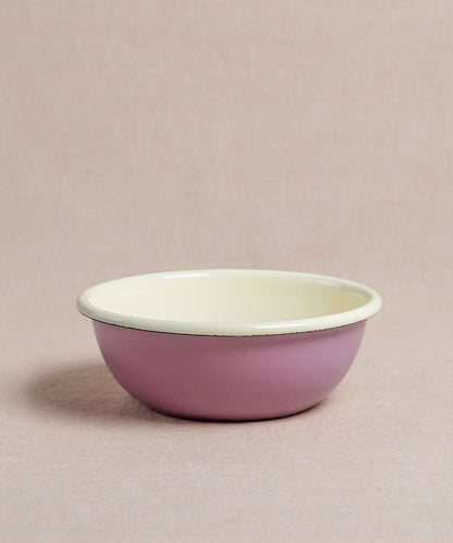 Eine runde, flache Riess Emaille-Schüssel mit rosafarbener Außenseite und cremefarbener Innenseite, perfekt für Ihren Porridge, auf einem neutralen Hintergrund platziert.